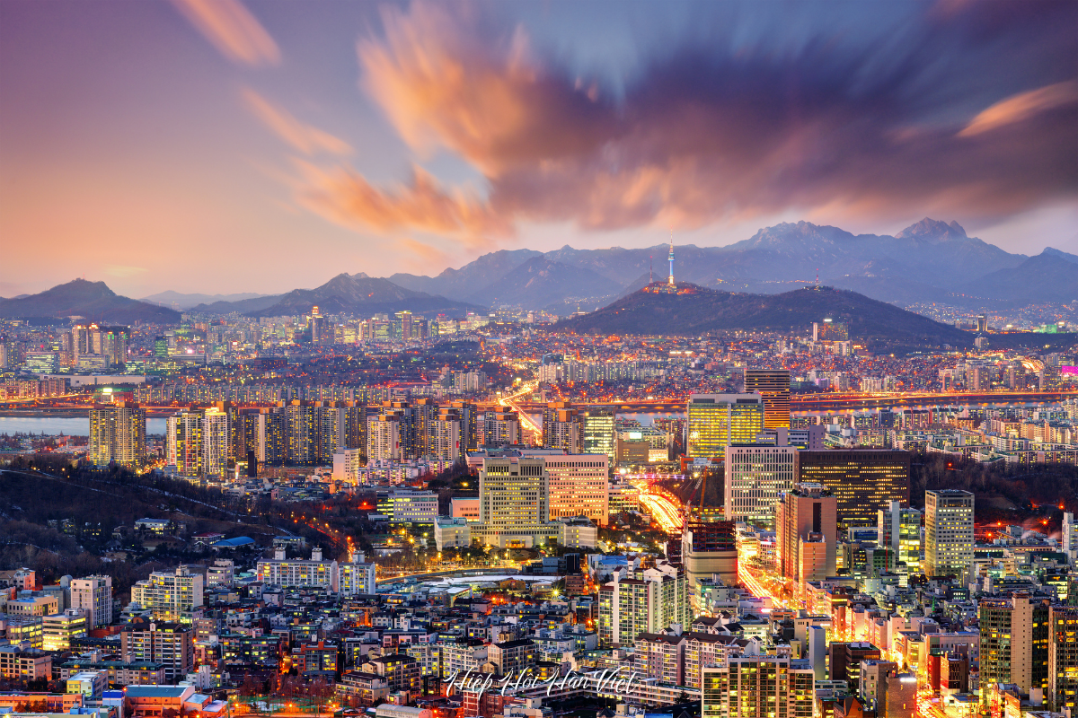 Toàn cảnh Seoul nhìn từ trên cao với các dãy núi bao quanh Toàn cảnh Seoul nhìn từ trên cao với các dãy núi bao quanh