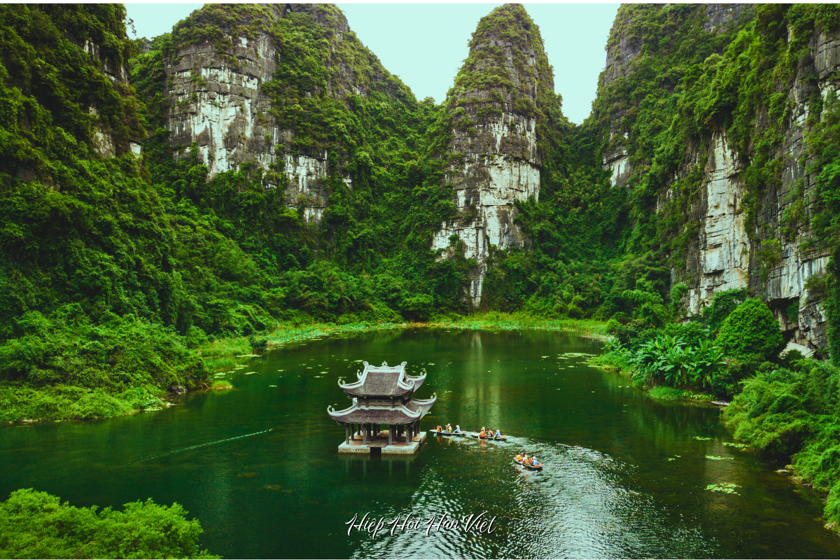 Ninh Bình mùa xuân – cảnh sắc núi non và chùa chiền thanh tịnh Ninh Bình mùa xuân – cảnh sắc núi non và chùa chiền thanh tịnh