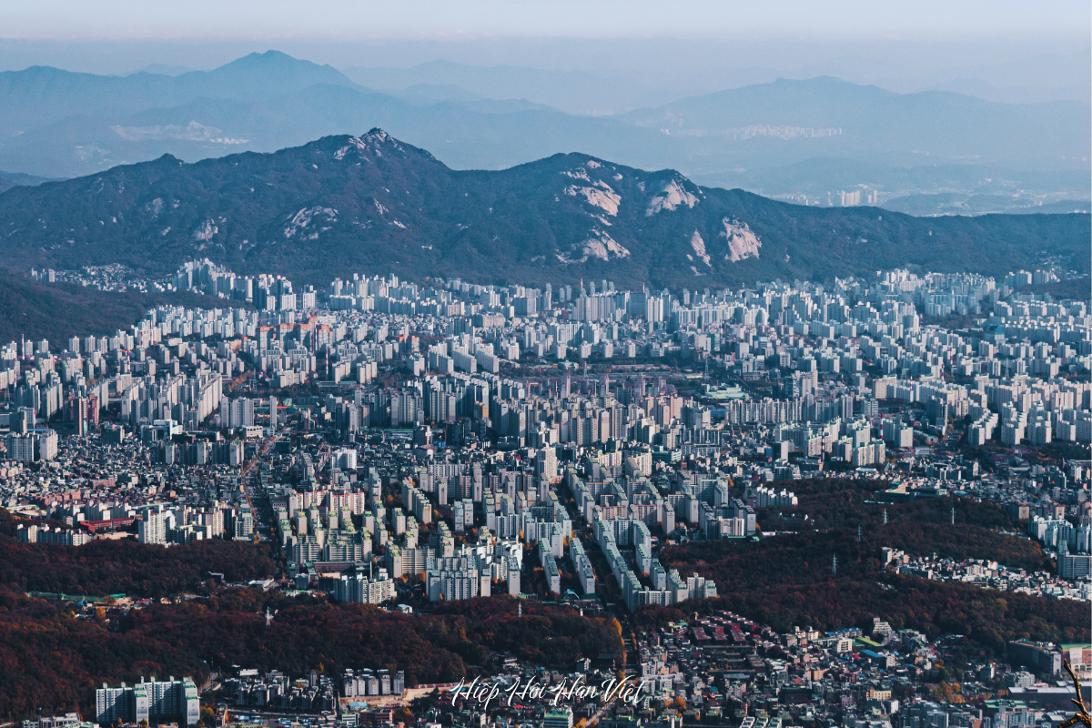 Toàn cảnh Seoul nhìn từ đỉnh Baegundae núi Bukhansan
