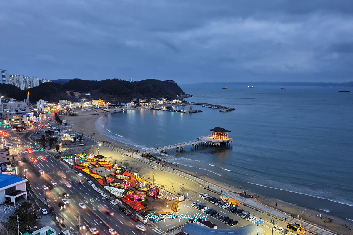 Bãi biển Yeongildae trong xanh với cầu gỗ dẫn ra biển ở Pohang. Bãi biển Yeongildae trong xanh với cầu gỗ dẫn ra biển ở Pohang.
