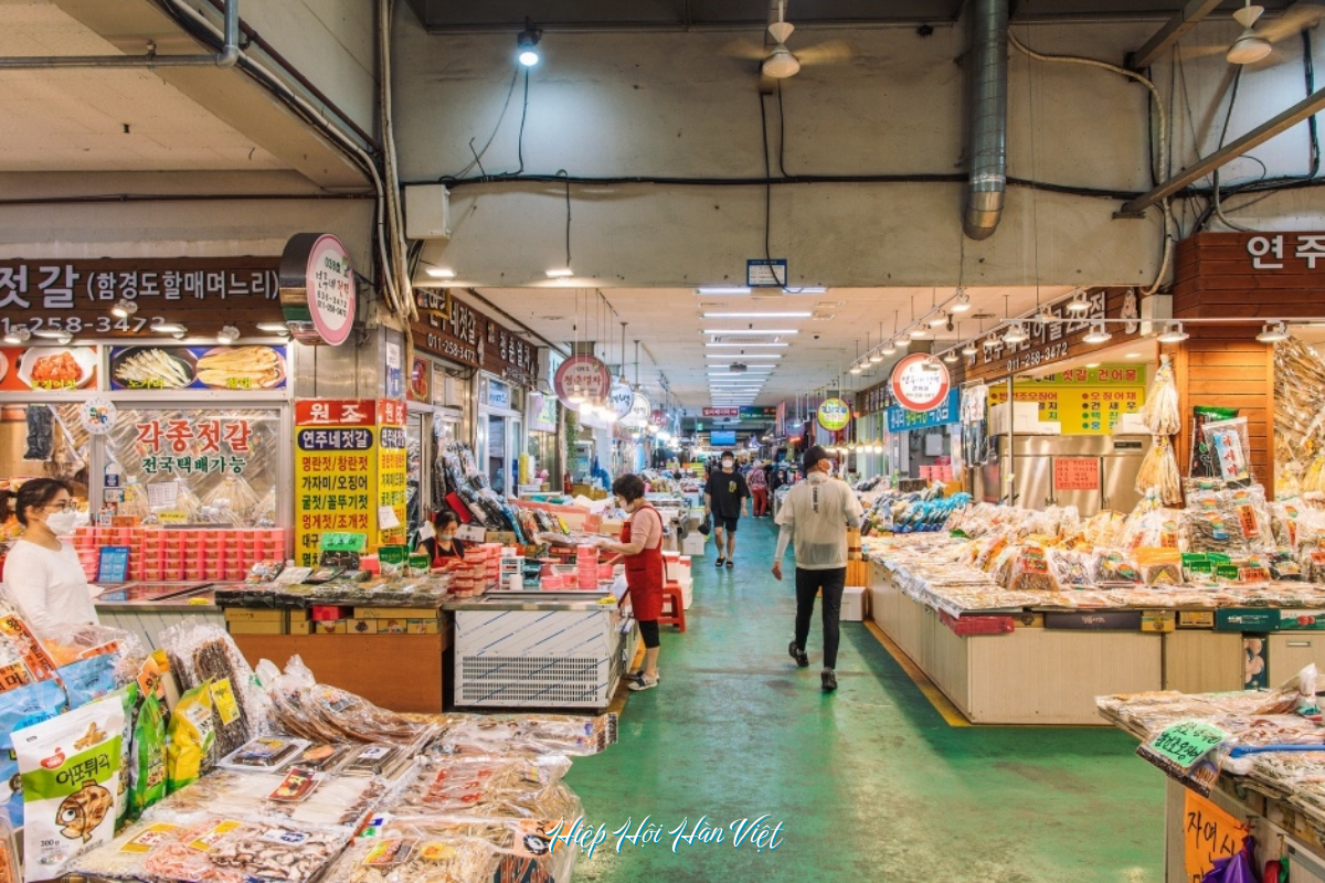 Chợ Jungang Sokcho với ẩm thực đường phố sôi động