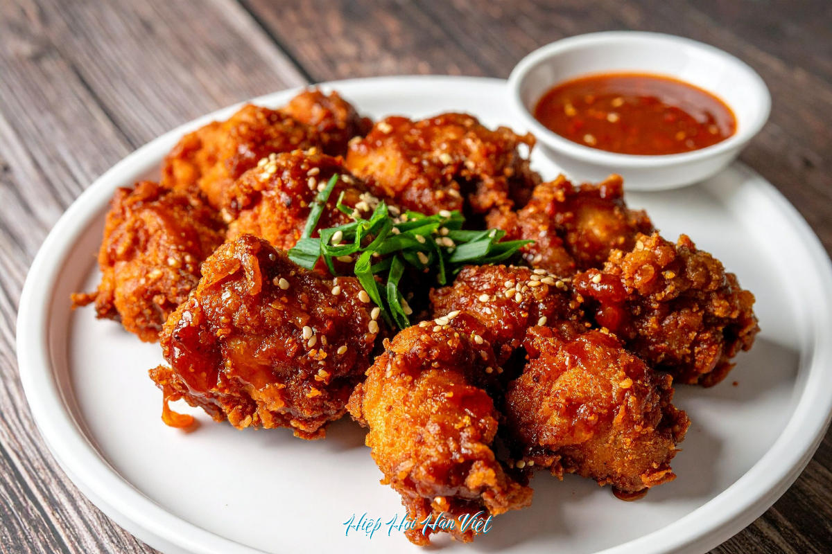 Dakgangjeong Sokcho – gà chiên sốt ngọt cay đặc sản nổi tiếng