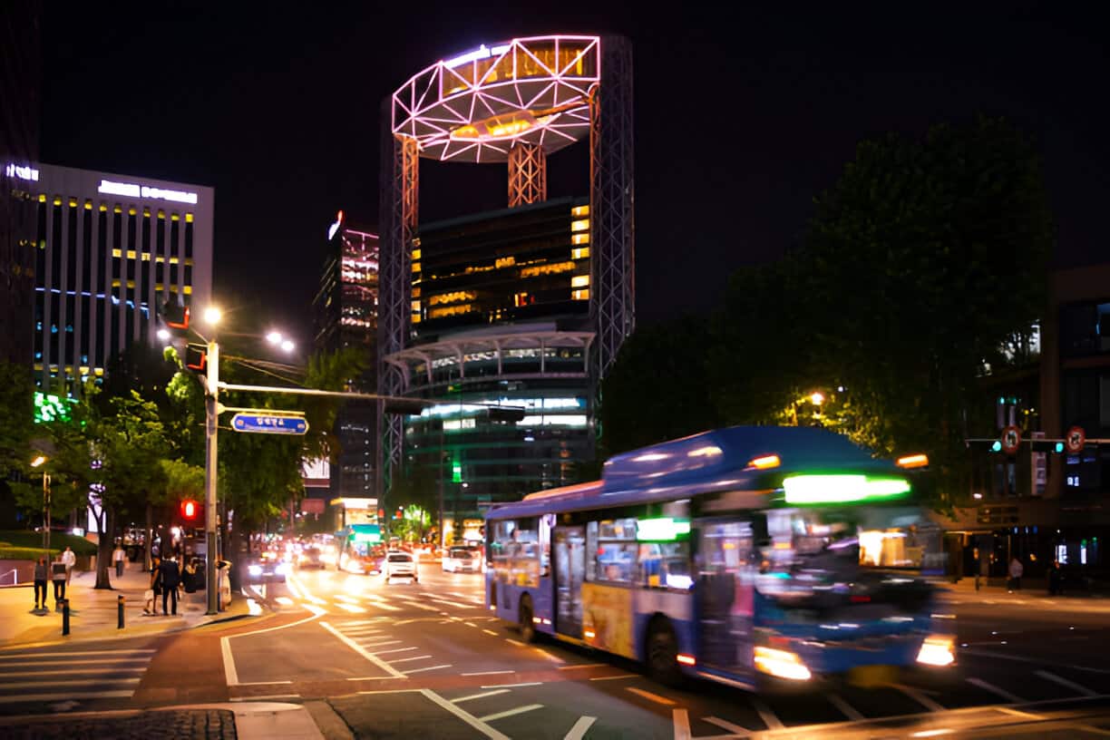 친환경 한국 전기버스가 도심을 운행 중 친환경 한국 전기버스가 도심을 운행 중
