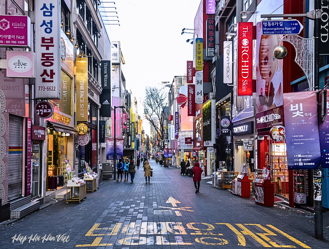 Phố Myeongdong mua sắm và ẩm thực ở Seoul