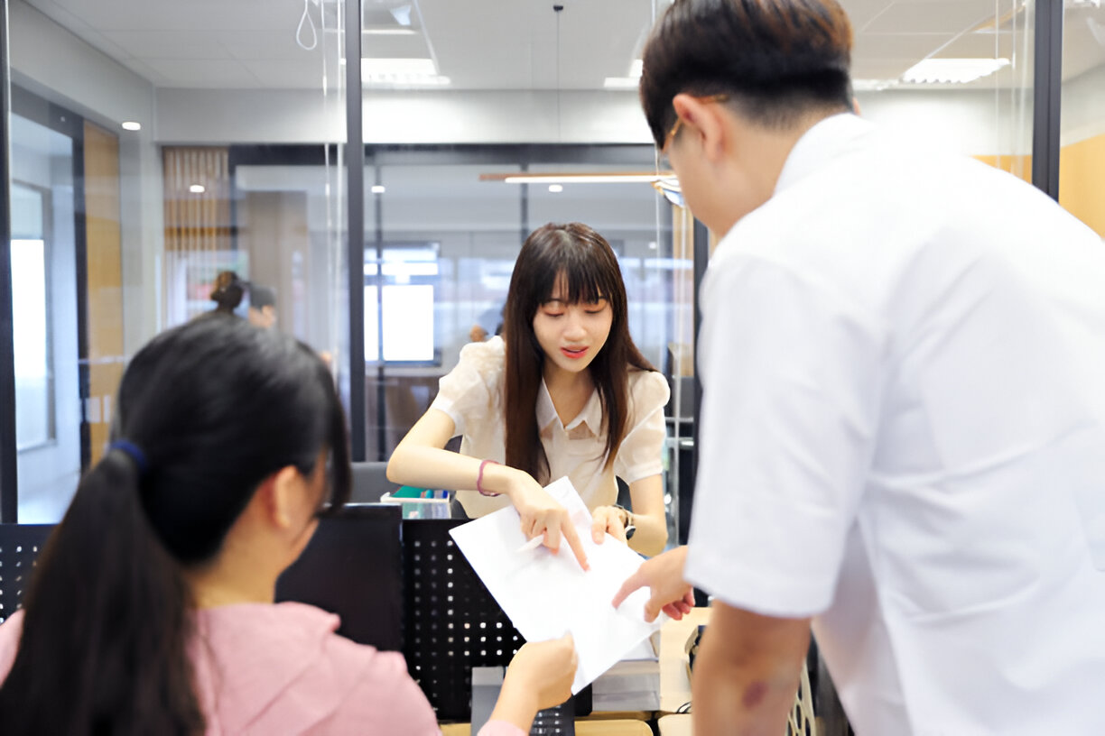 Nhóm học sinh đang trao đổi kinh nghiệm xin visa du học sinh Hàn Quốc