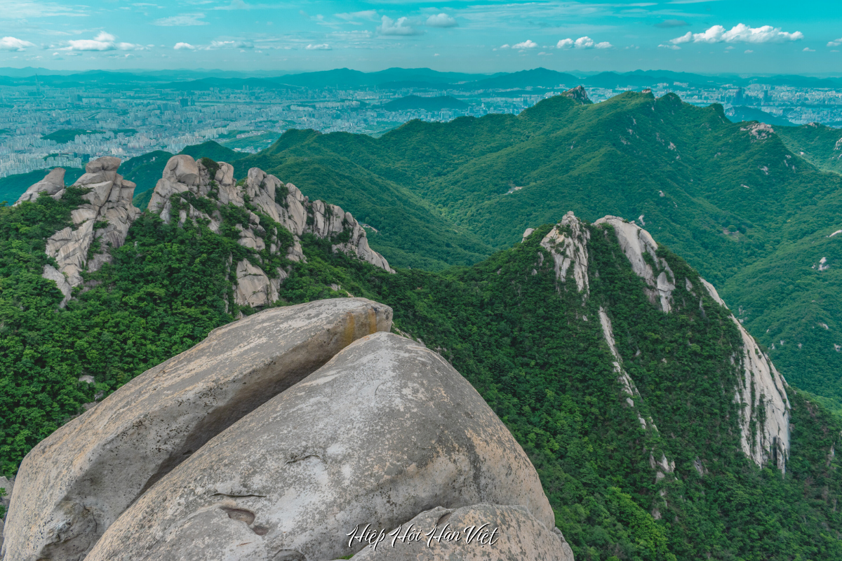 Toàn cảnh núi Bukhansan