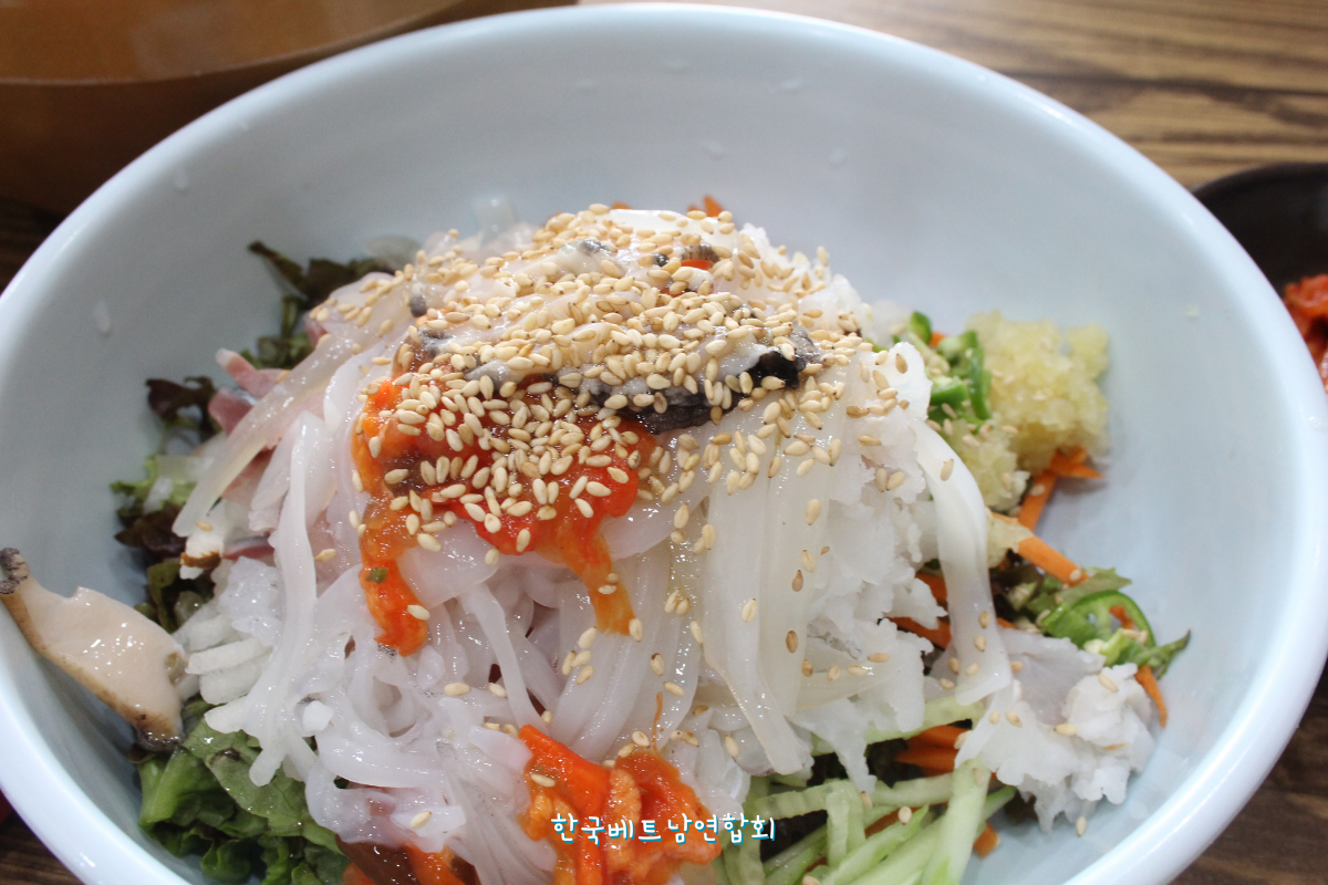 시원하고 매콤한 맛이 일품인 포항 물회. 시원하고 매콤한 맛이 일품인 포항 물회.