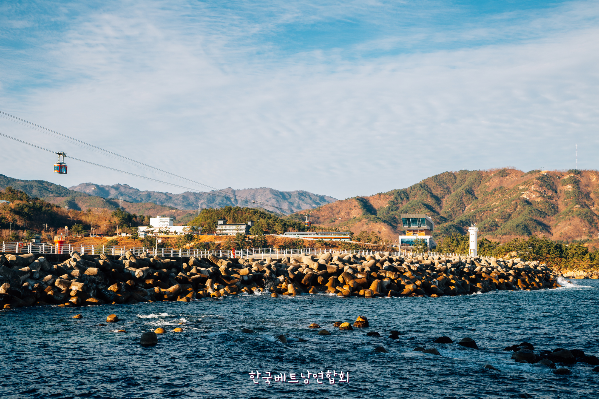 푸른 바다 위를 가로지르는 삼척 해양 케이블카 푸른 바다 위를 가로지르는 삼척 해양 케이블카
