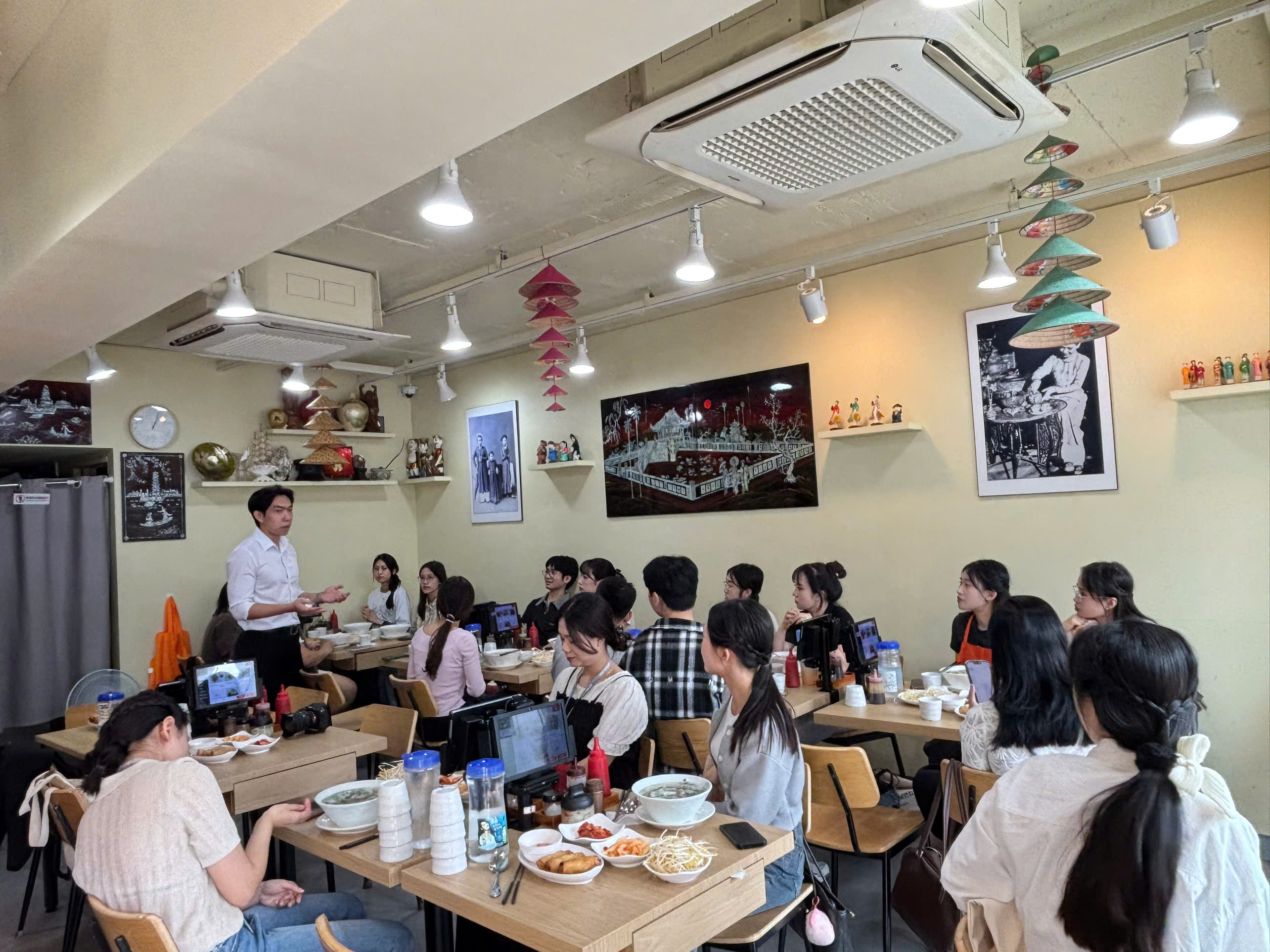 Bữa trưa phở và nem rán dành cho du học sinh Việt Nam tại sự kiện Trung Thu Sum Vầy của Hiệp Hội Hàn Việt Bữa trưa phở và nem rán dành cho du học sinh Việt Nam tại sự kiện Trung Thu Sum Vầy của Hiệp Hội Hàn Việt