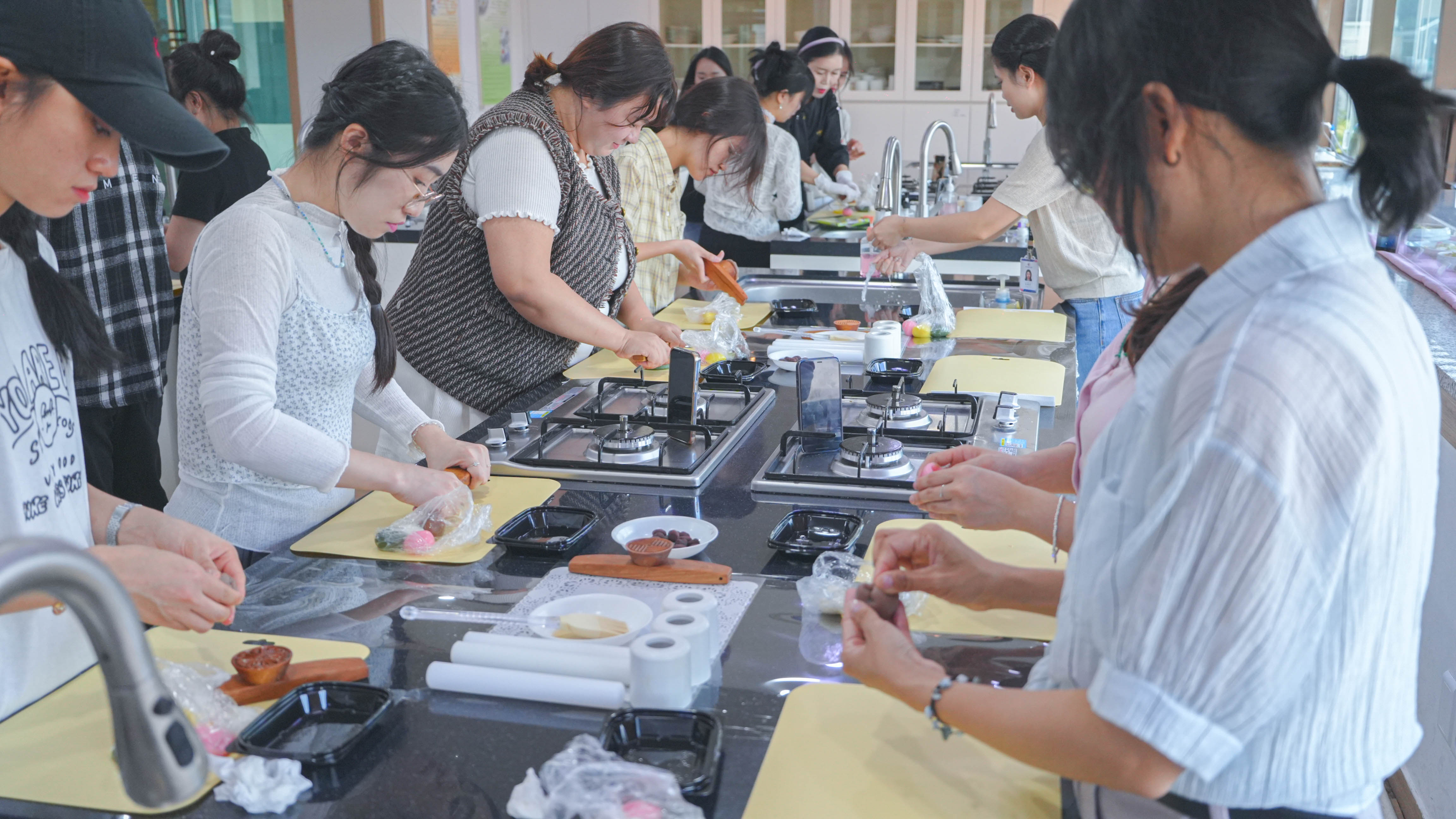 Du học sinh tự tay làm bánh tteok truyền thống trong chương trình Trung Thu Sum Vầy do Hiệp Hội Hàn Việt tổ chức Du học sinh tự tay làm bánh tteok truyền thống trong chương trình Trung Thu Sum Vầy do Hiệp Hội Hàn Việt tổ chức