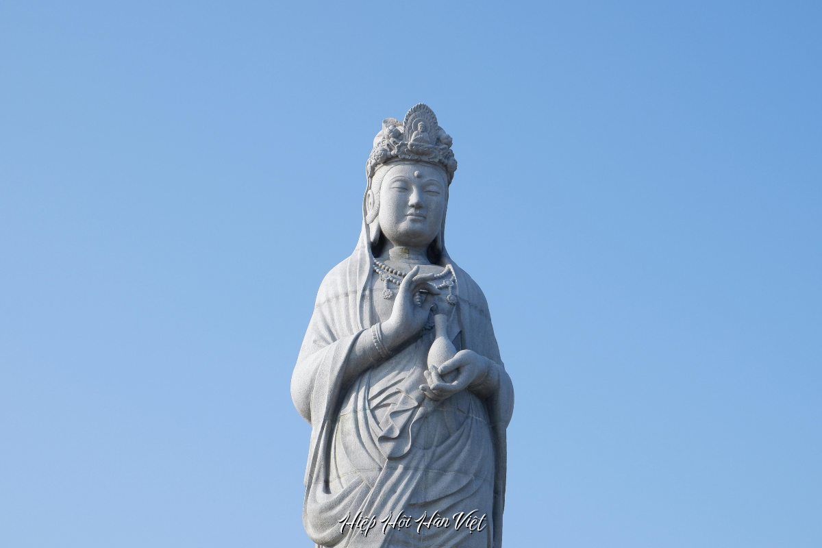 Chùa Naksansa và tượng Phật Haesugwaneum hướng ra biển Chùa Naksansa và tượng Phật Haesugwaneum hướng ra biển
