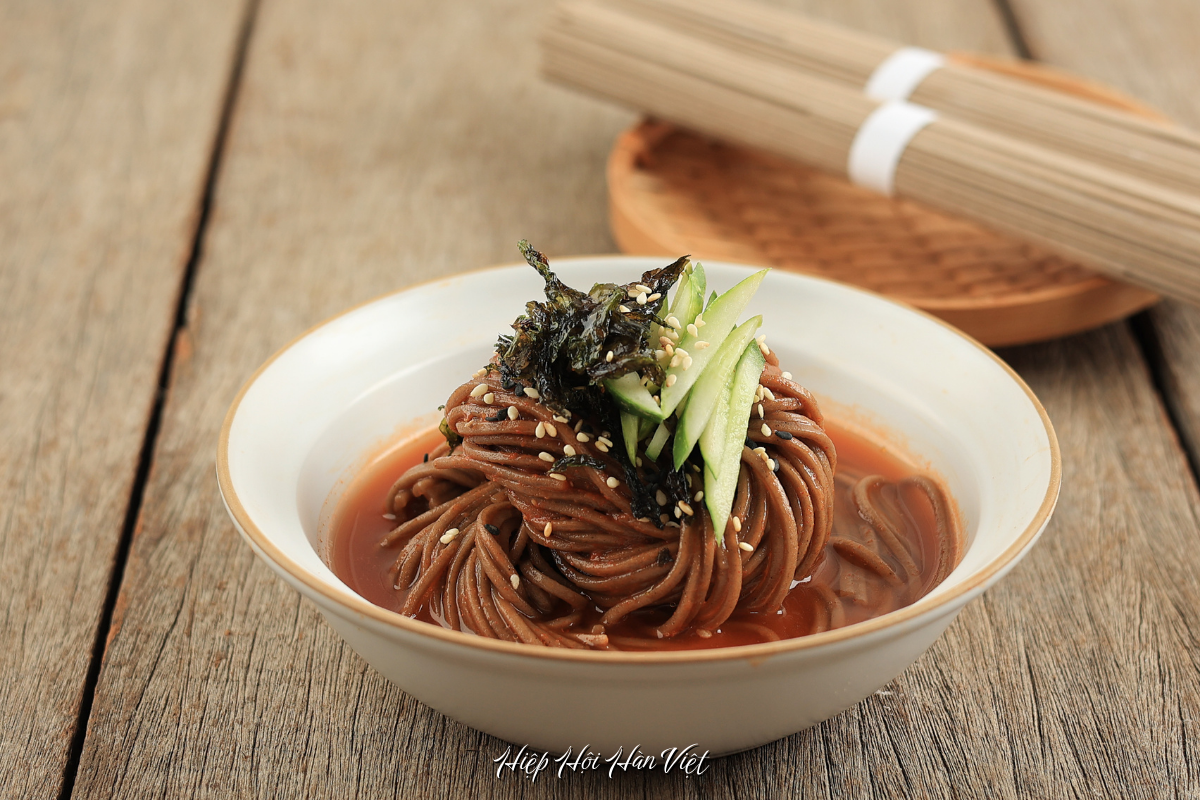 Makguksu – món mì lạnh kiều mạch nổi tiếng ở Yangyang Makguksu – món mì lạnh kiều mạch nổi tiếng ở Yangyang